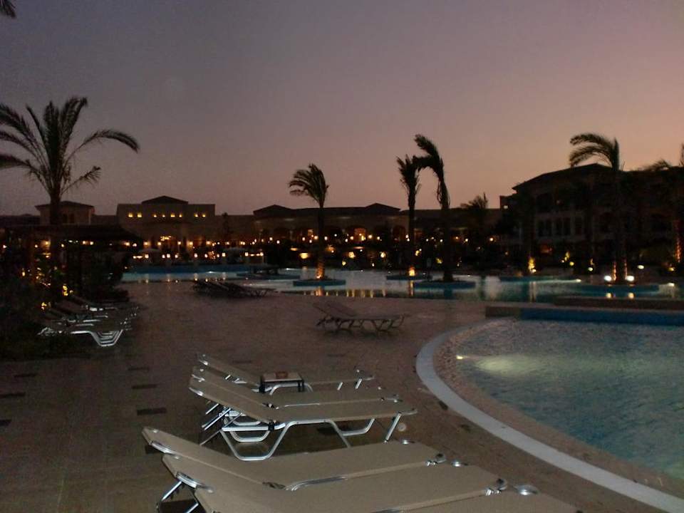Poolanlage bei Nacht JAZ Aquamarine Resort