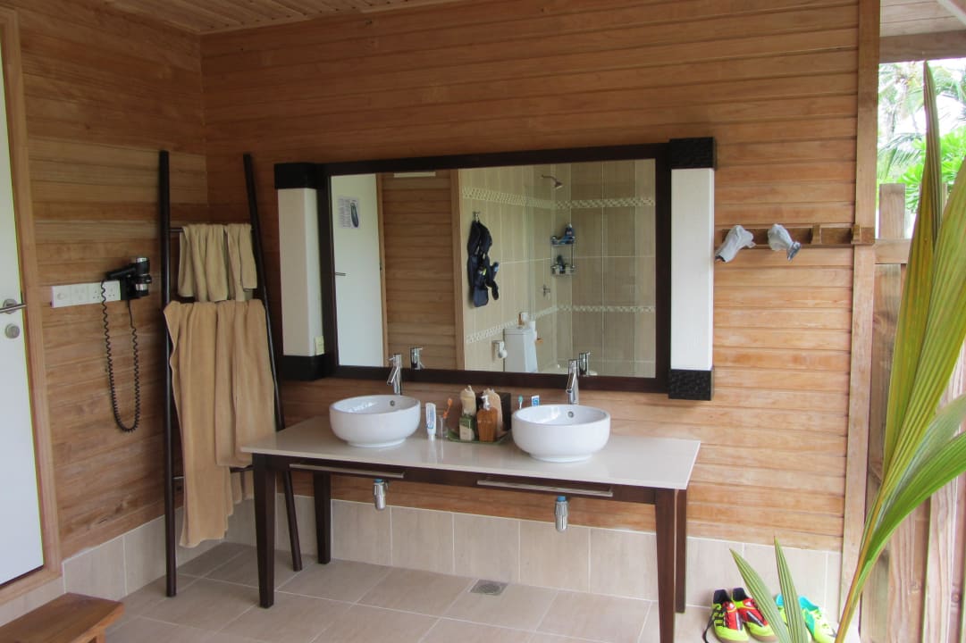 Halboffenes Bad der Beachvilla Kuredu Island Resort & Spa