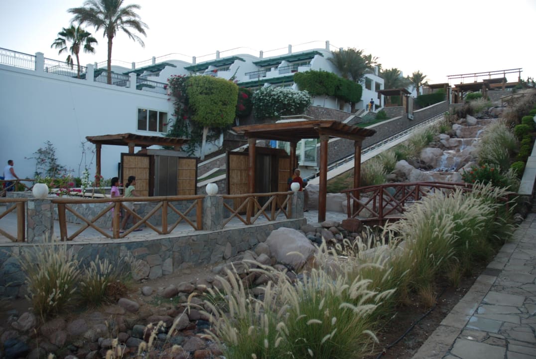 Windą z plaży do lobby Safir Sharm Waterfalls Resort