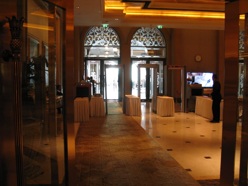 Securitycheck wie am Airport Emirates Palace Mandarin Oriental