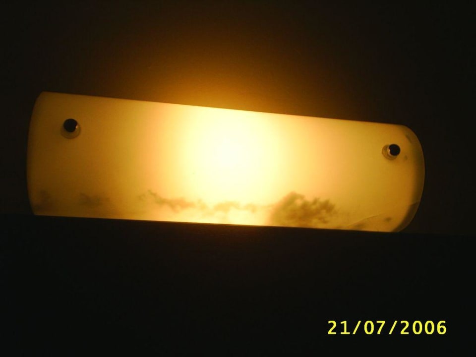 Lampe über dem Bett, dreckig... Silver Hotel