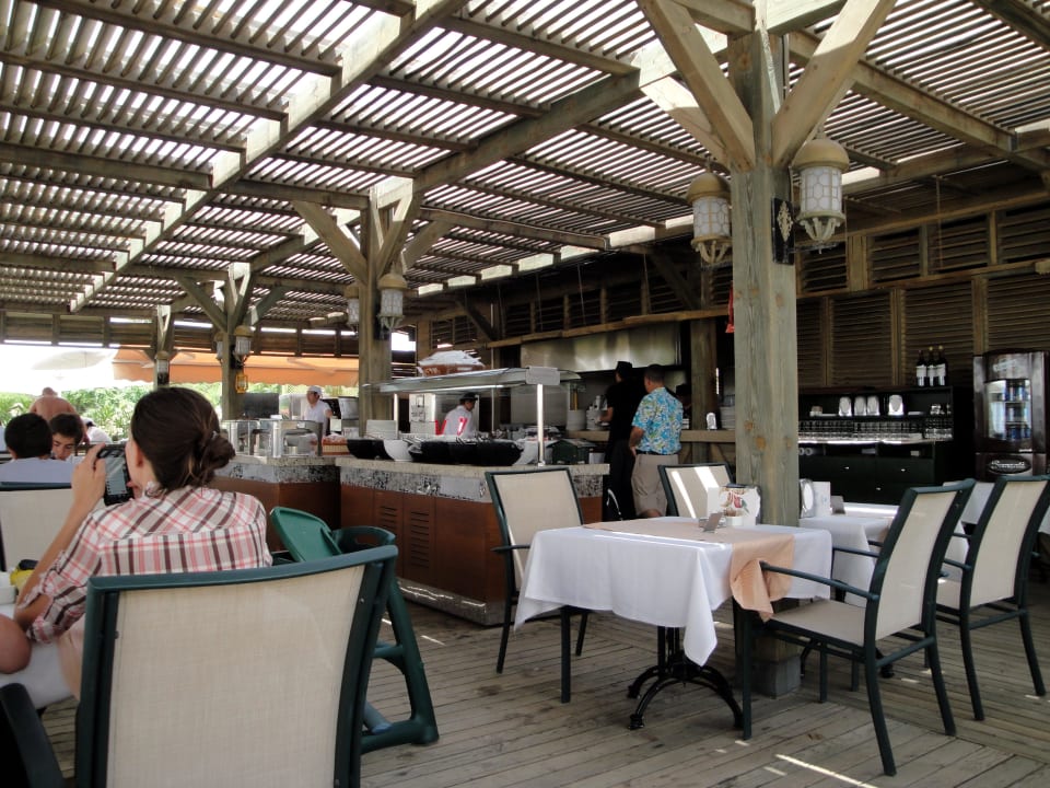 Sitzmöglichkeiten in Strandrestaurant am Mittag Diamond Excellence Resort & Spa