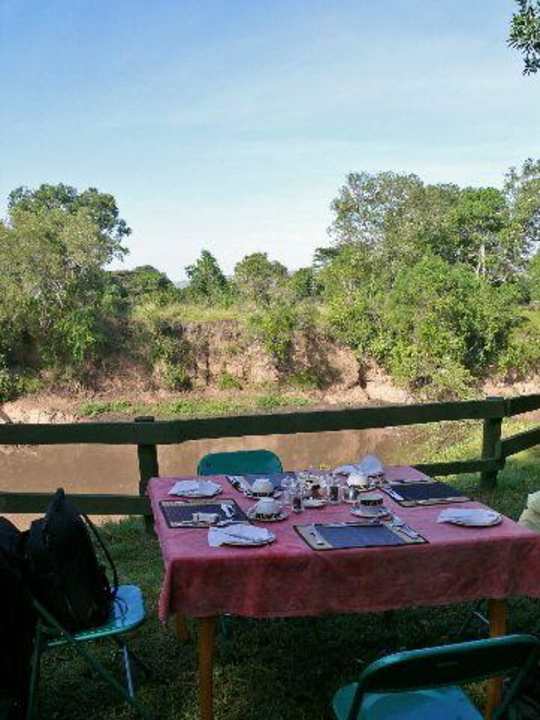 Essen mit Blick auf den Mara River Royal Mara Safari Lodge