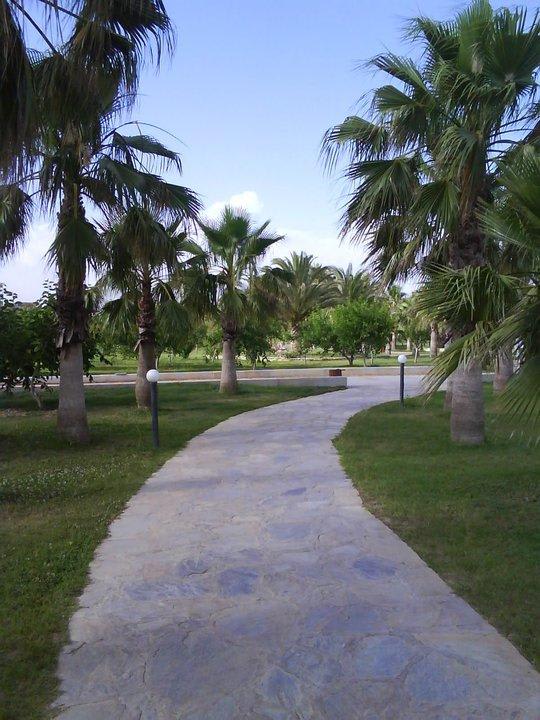 Gartenanlage, Weg zum Strand Club Grand Aqua