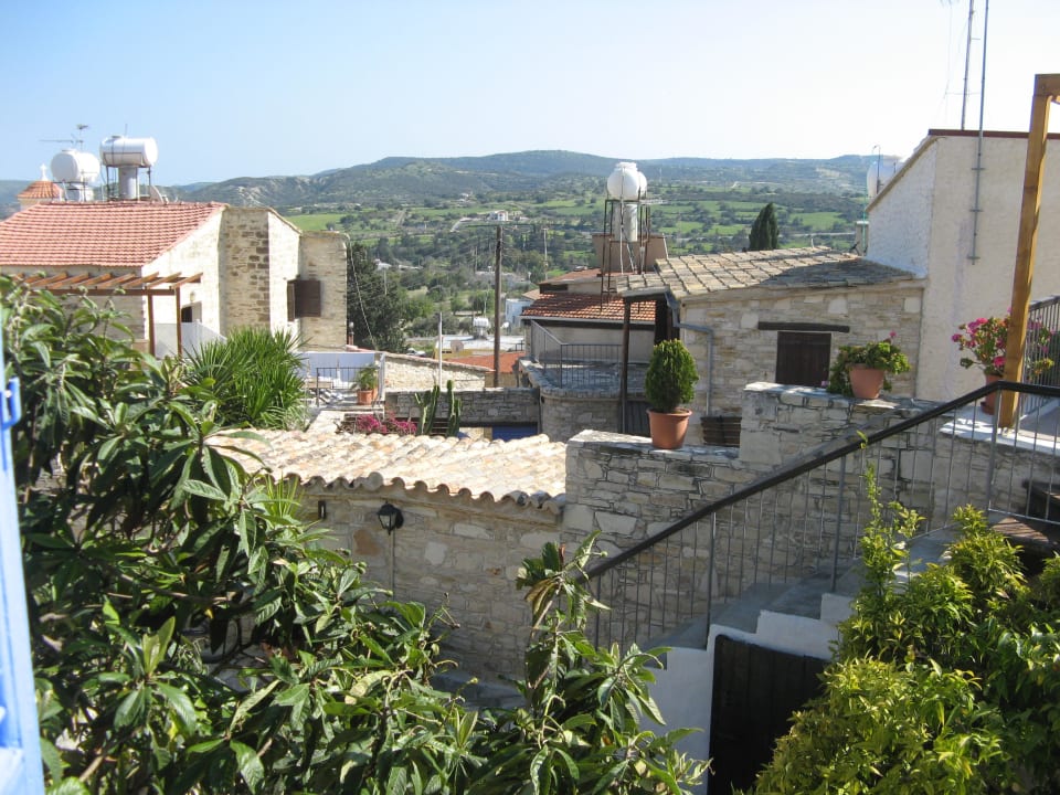 Blick aus dem Fenster auf die Anlage. Hotel Traditional Village Houses