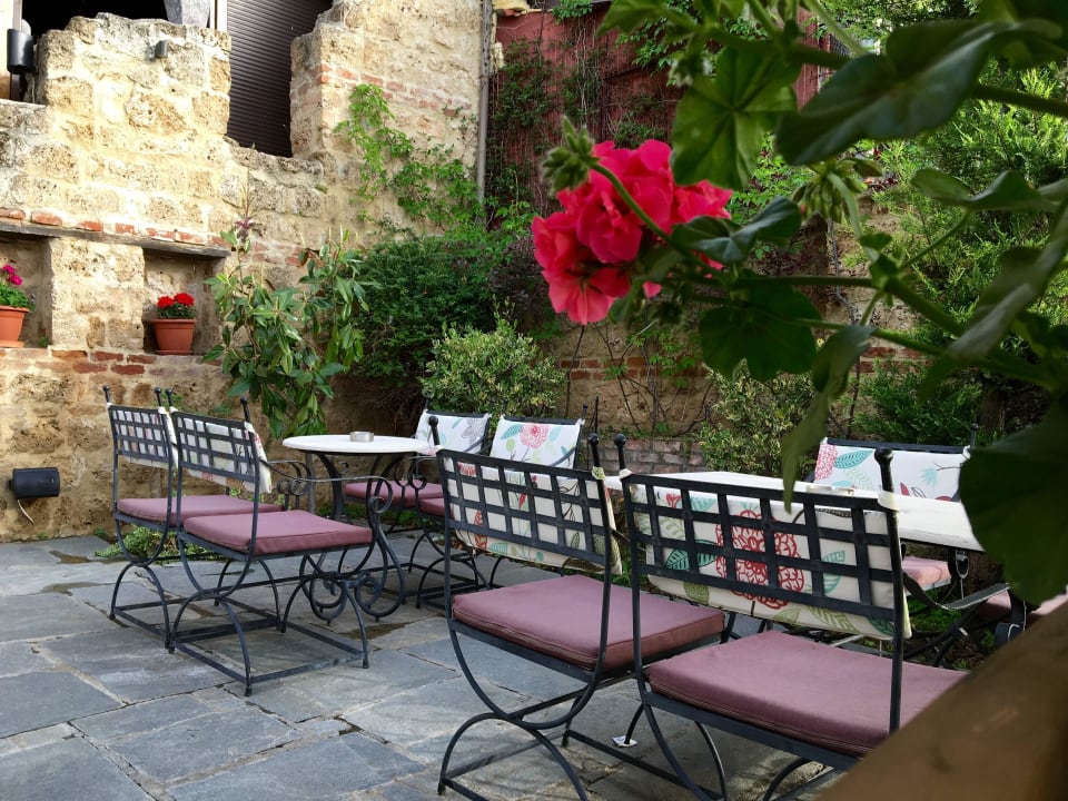 Outside garden-balcony Hotel Varosi 4 Seasons