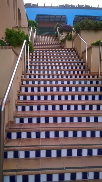 Treppe vom Pool zum Hotel H10 Tindaya