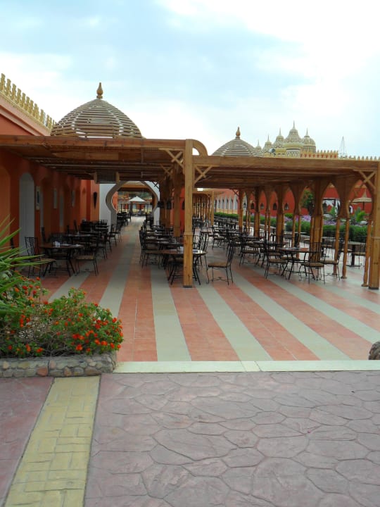 Außerhalb des Hauptrestaurant Pickalbatros Alf Leila Wa Leila Resort - Neverland Hurghada