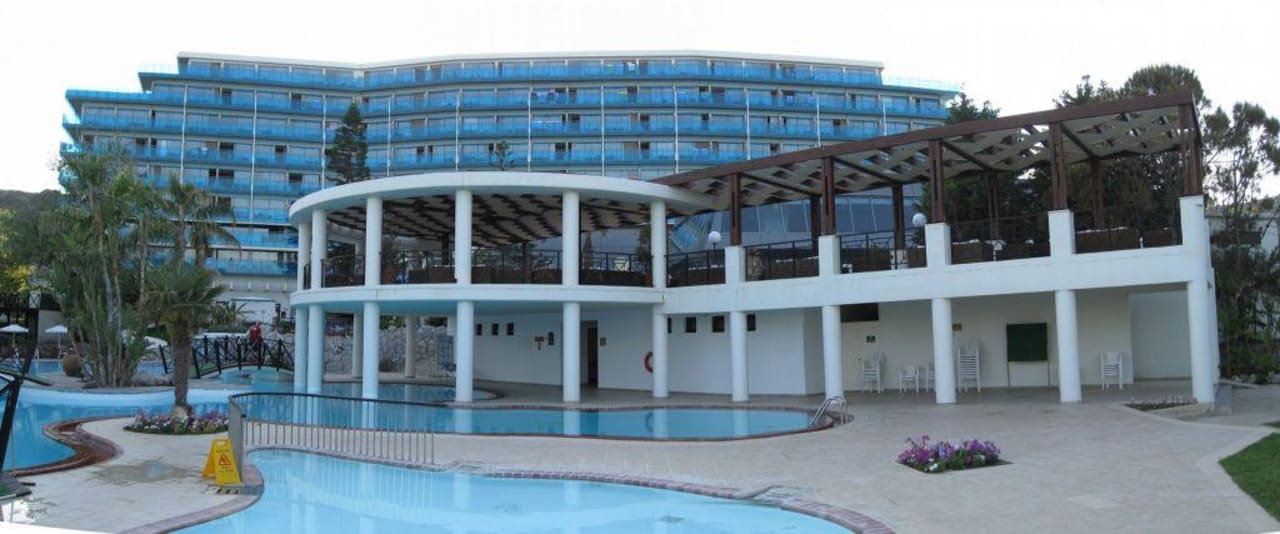 Hotel vom Pool aus gesehen Hotel Calypso Beach