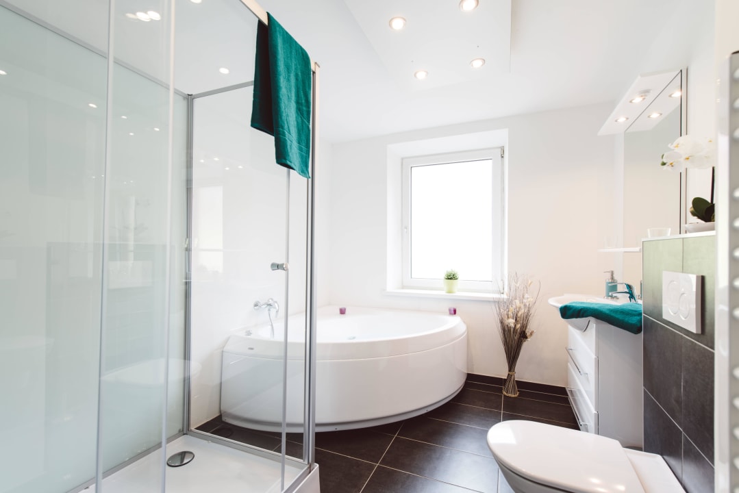 Wellnessbadezimmer mit Whirlwanne Erzberg Alpin Resort by ALPS RESORTS
