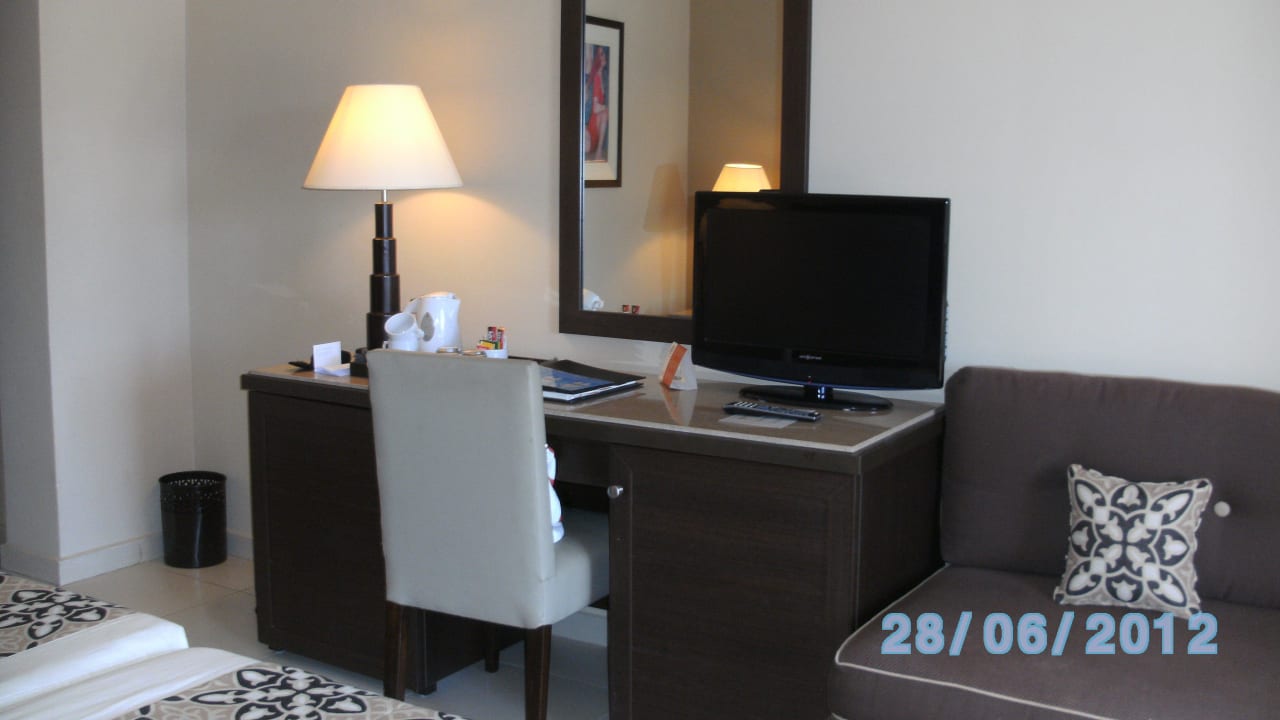 Minibar unterm TV, 1,5l Wasser frei Jaz Dar EL Madina