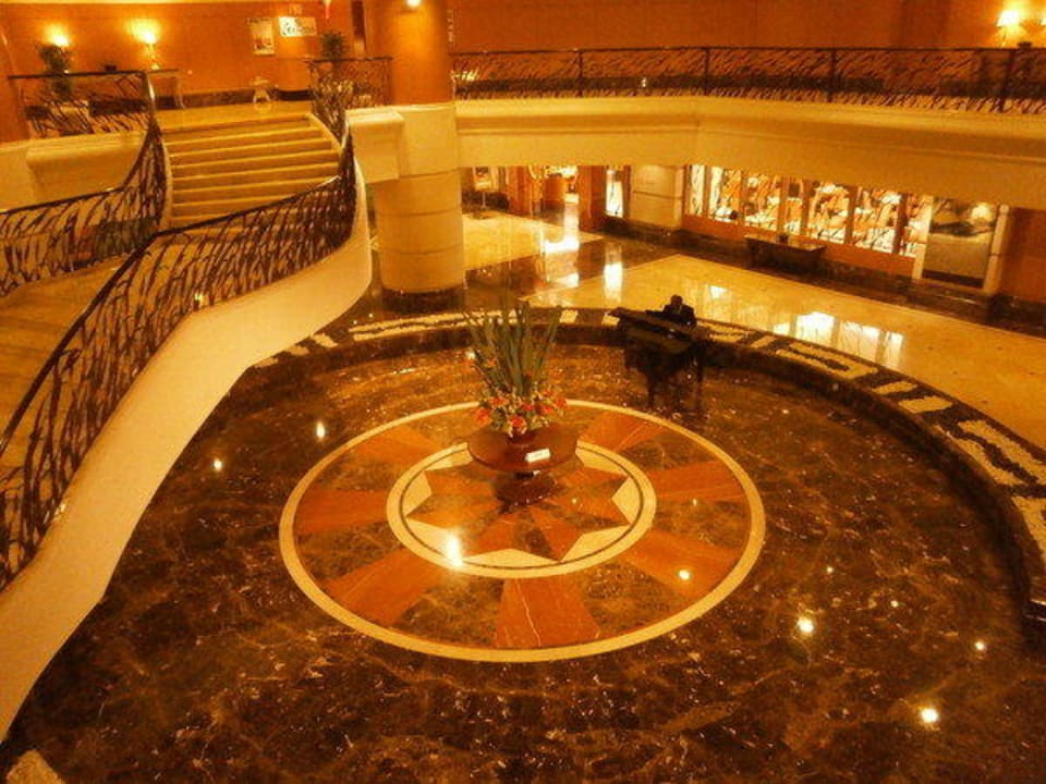 Холл и пианист Sunway Putra Hotel