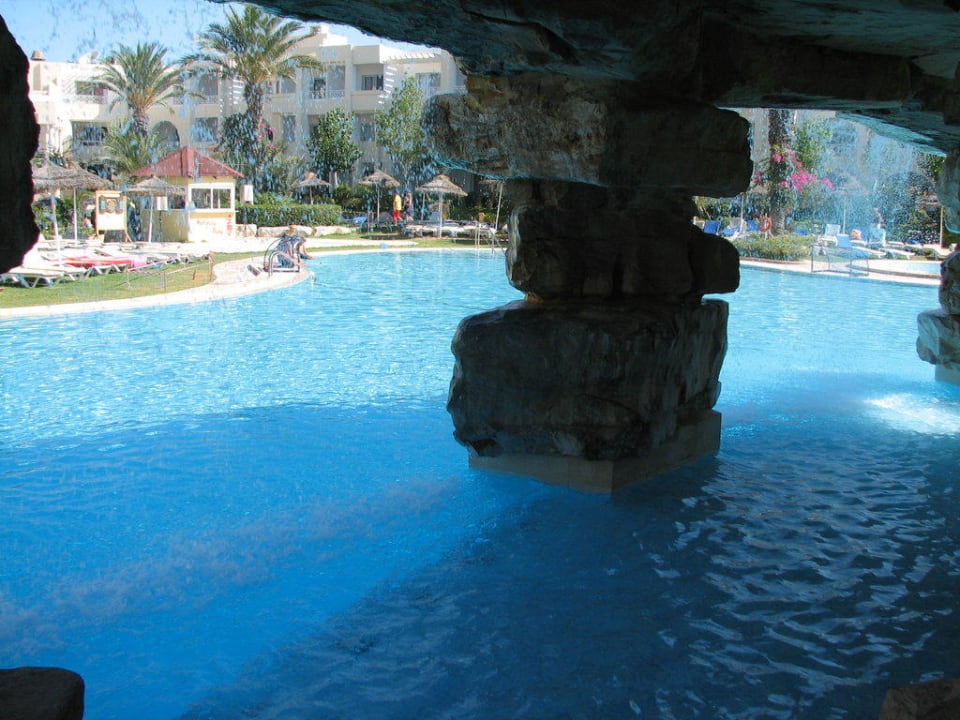 Activity Pool mit Blick aus der Pool Bar TUI MAGIC LIFE Africana