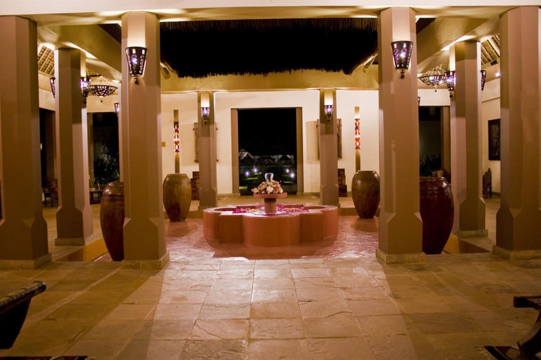 Eingang bei Nacht Neptune Pwani Beach Resort & Spa