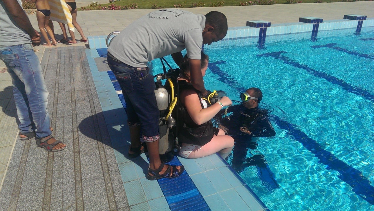 Пробный превый раз в бассейне отеля  Desert Rose