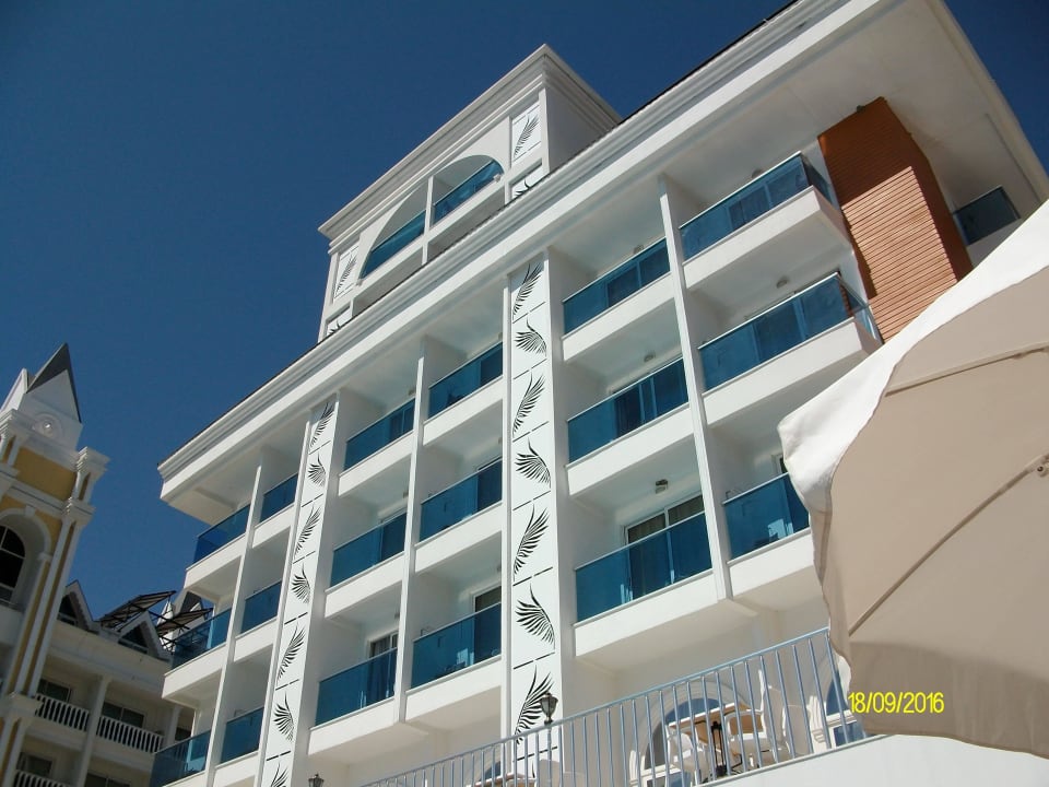 Hotel vom Pool aus Palm World Side Resort & Spa