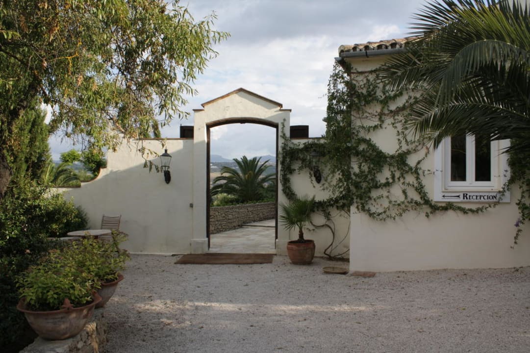 Hoteleingang und Weg zur Rezeption Hotel La Fuente De La Higuera