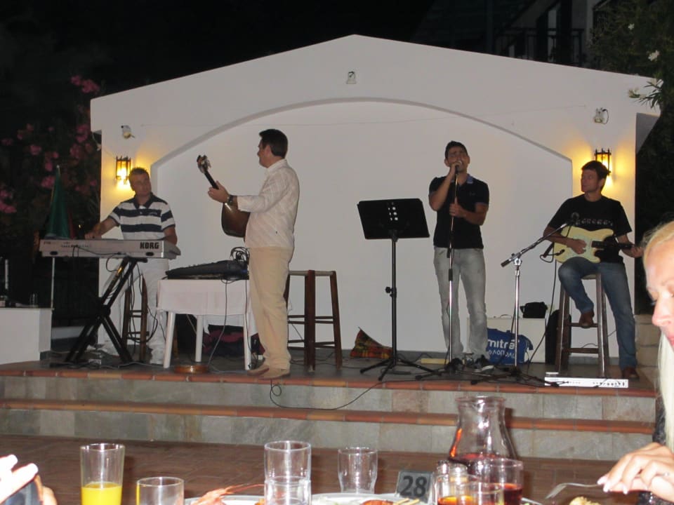 Die Musik war ohrenbetäubend laut TUI SUNEO Chrissi Amoudia