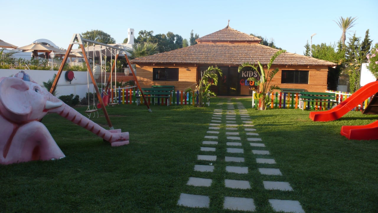 Kinderanimationsraum und Spielplatz Hotel Royal Nozha