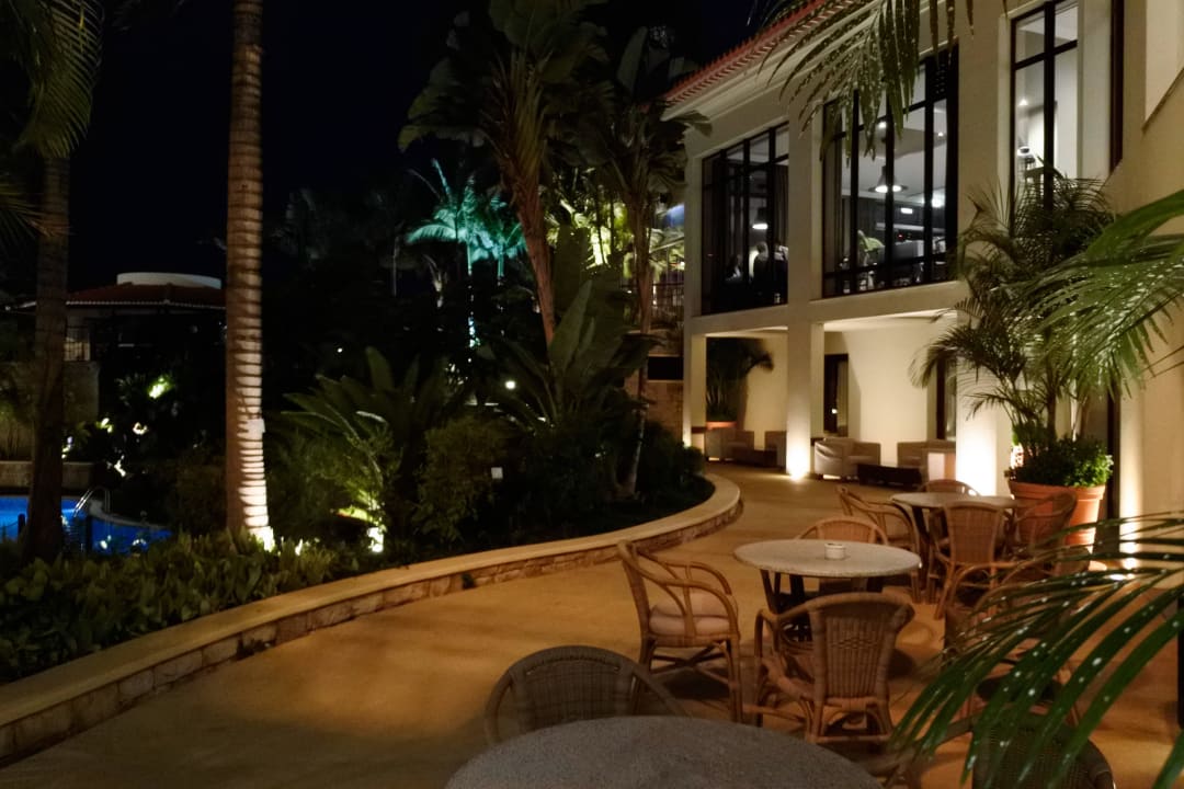 Garten des Porto Mare am Abend Suite Hotel Eden Mar - PortoBay