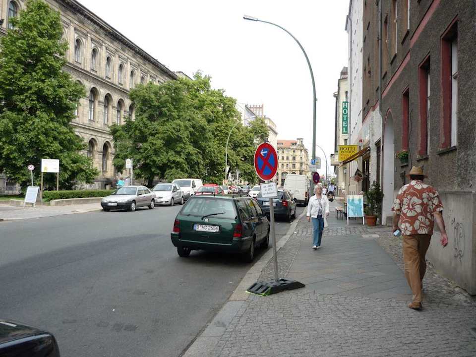 Die Invalidenstraße direkt am Hotel TopDomizil - Apartments Platz vor dem Neuen Tor