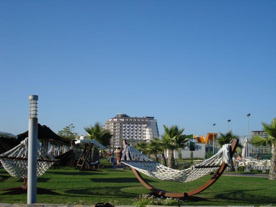 Gartenbereich mit Hängematten Saturn Palace Resort Hotel