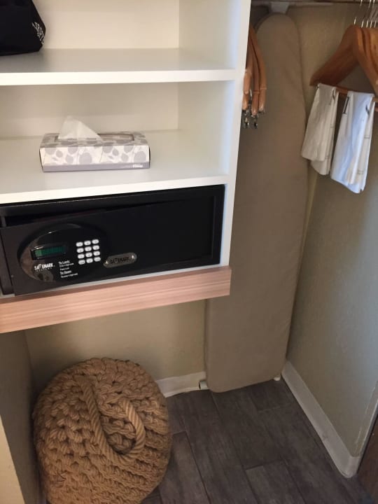 Offener Schrank Postcard Inn Beach Resort & Marina @ Holiday Isle