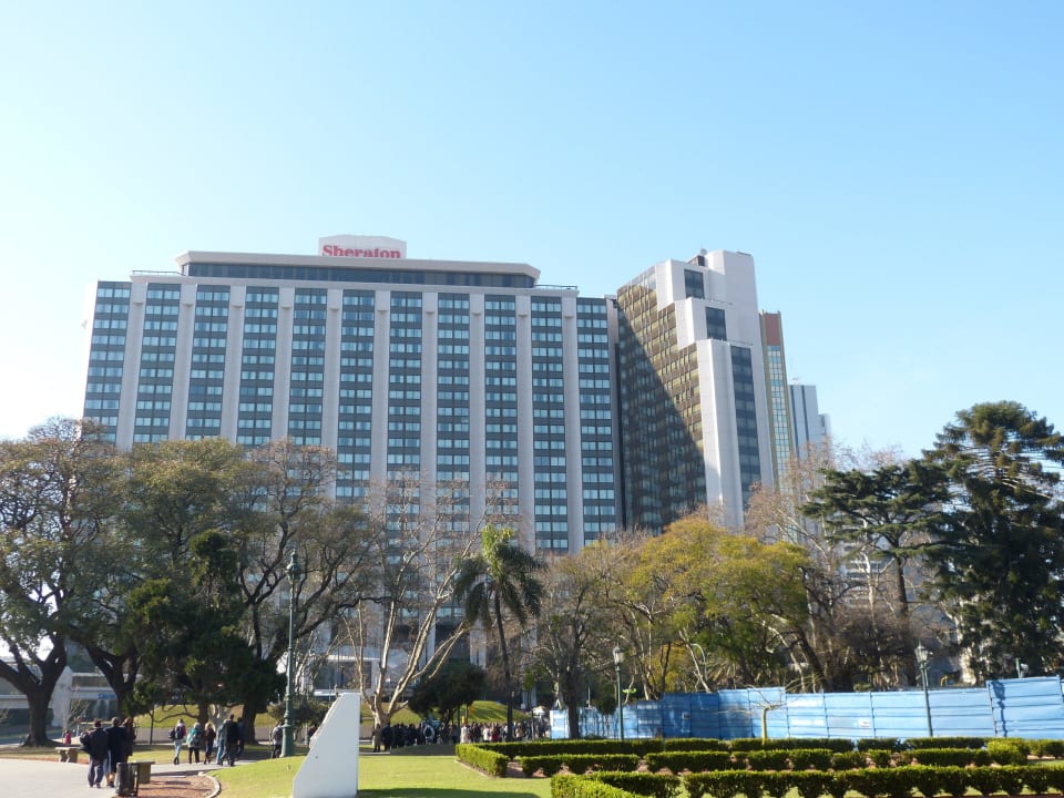 Rechter Teil ist das Hotel Park Tower Hotel Park Tower by Luxury Collection