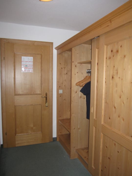Schrank im Eingangsbereich Hotel Kirchenwirt