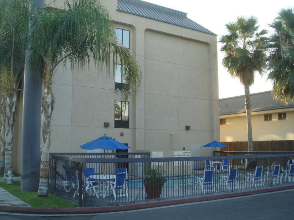 Outdoor Pool Hampton Inn & Suites Bakersfield North-Airport