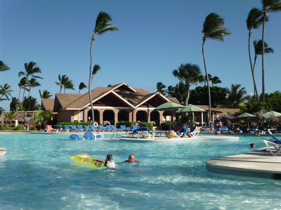 Pool mit italienischen Restaurant Vik Hotel Arena Blanca & Cayena Beach