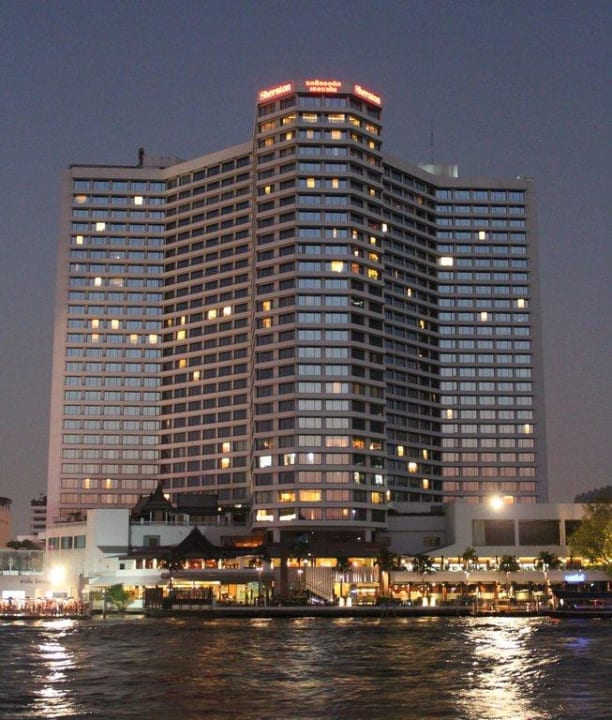 Von der anderen Flussseite  Royal Orchid Sheraton Hotel & Towers