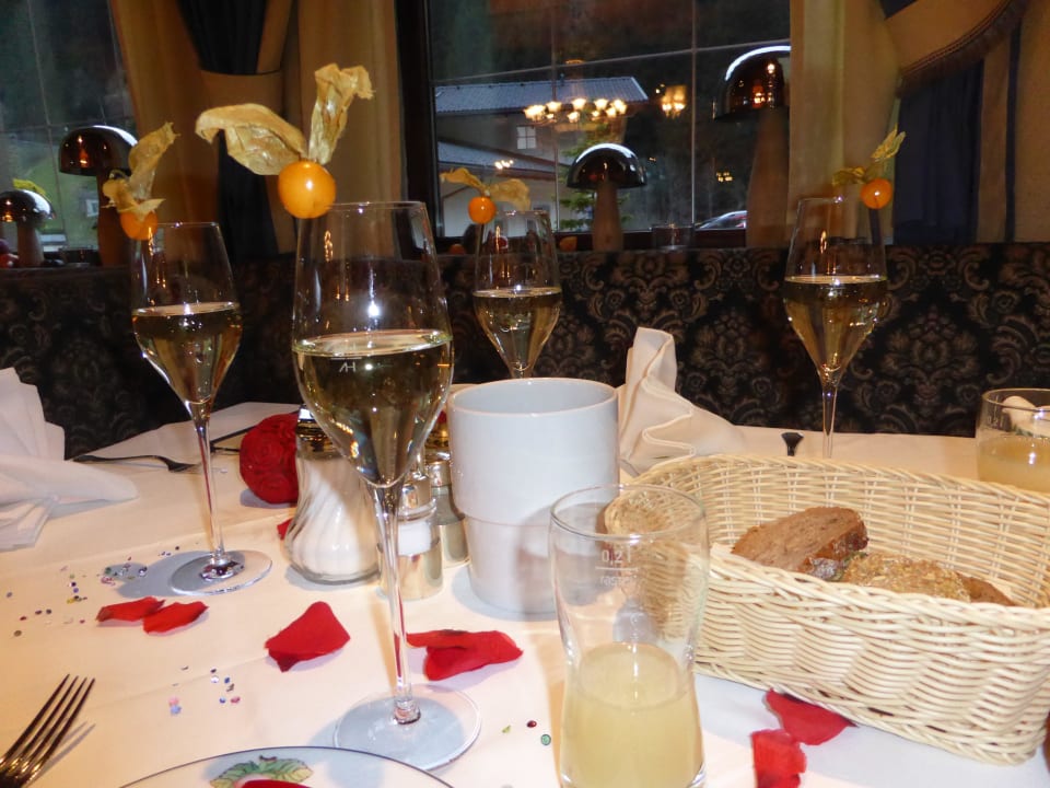 Festlich gedeckter Tisch (Sektfrühstück wegen Gebu Vitalhotel Edelweiss