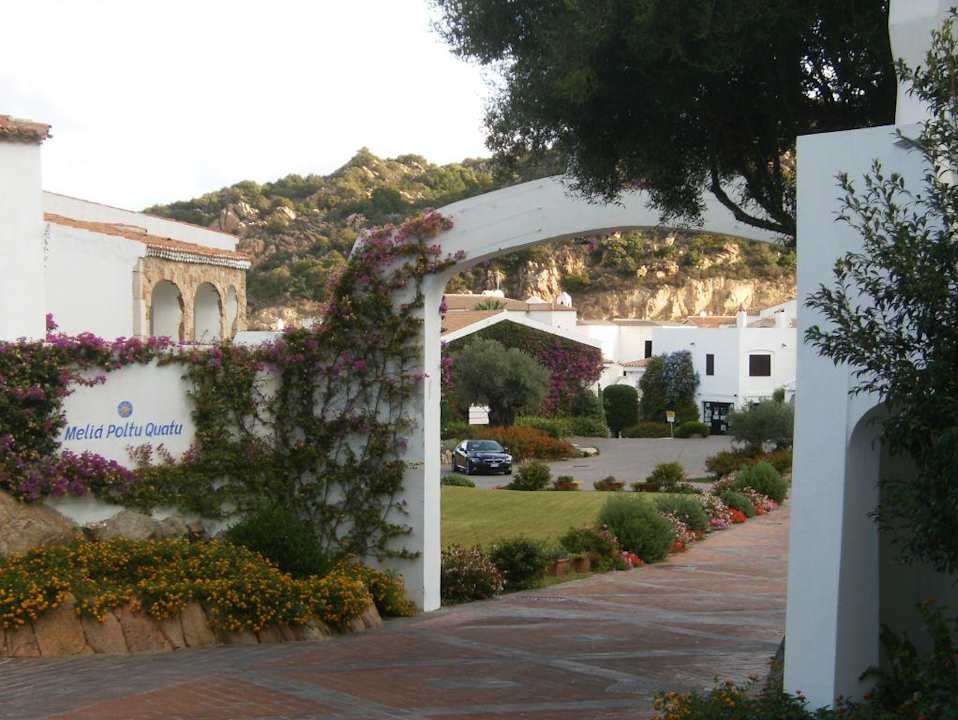 Torbogen zum Hotel Grand Hotel Poltu Quatu