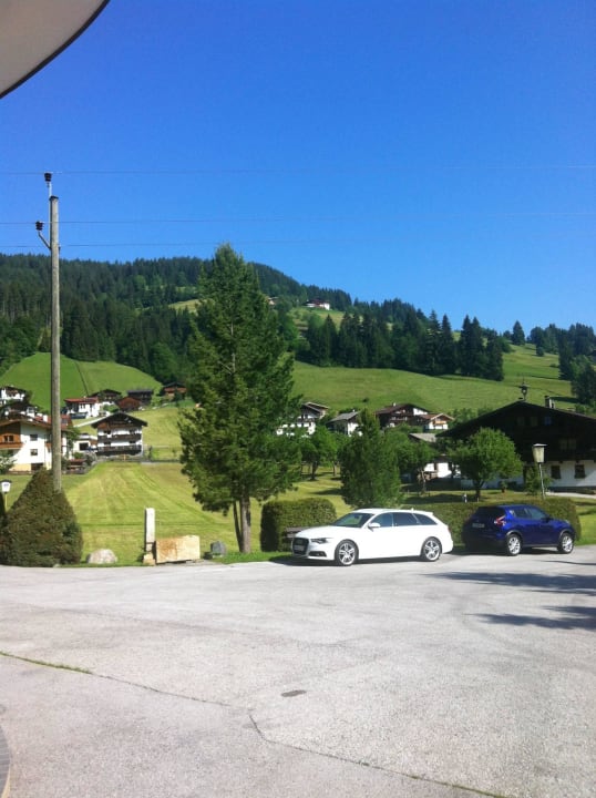 Blick vorm Hotel zum Ort Pension Schneerose