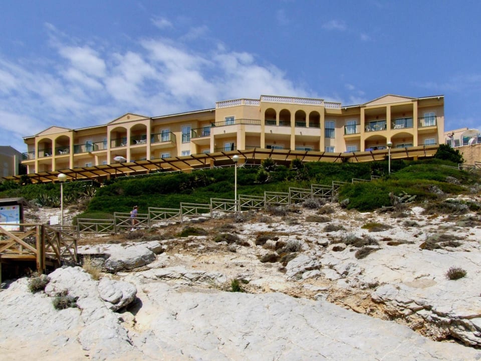 Blick vom Strand zum Hotel VIVA Cala Mesquida Resort & Spa