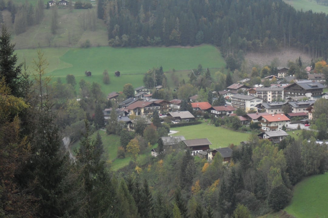 Blick vom Grafenberg auf das Hotel Familien- & Wanderhotel Erika