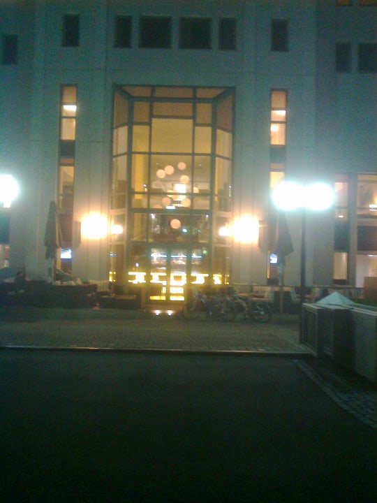 Blick von außen auf die Bar Hilton Vienna Waterfront