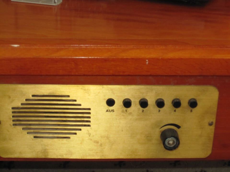 Radio am Bett verdreckt Hotel B1 Alt-Kaulsdorf