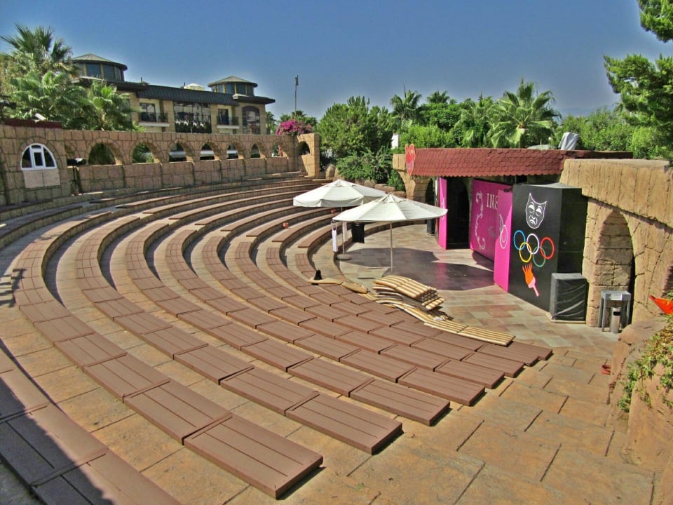 Das Amphitheater in dem jeden Abendprogramm läuft Palmeras Beach Hotel
