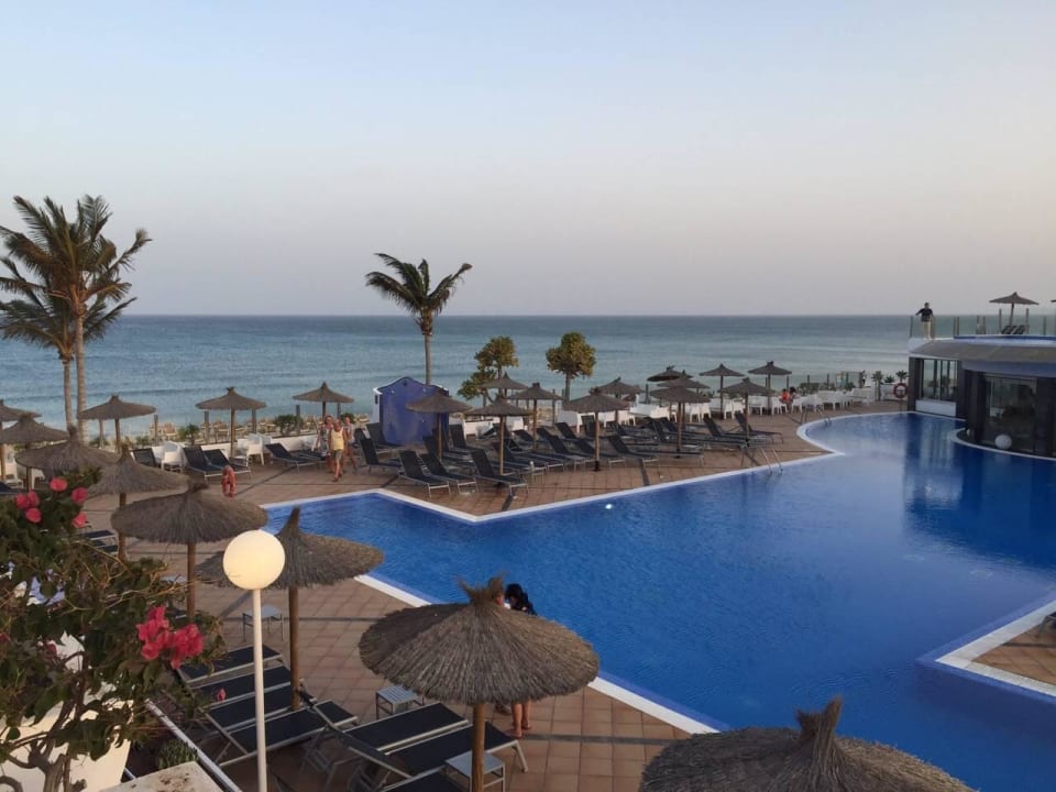 Blick vom Balkon auf den tiefen Pool allsun App.-Hotel Barlovento