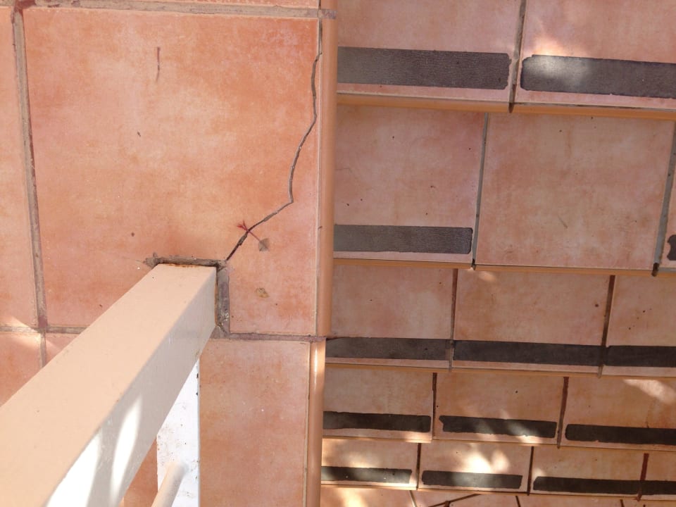 Kaputte Fliesen Club Hotel Drago Park