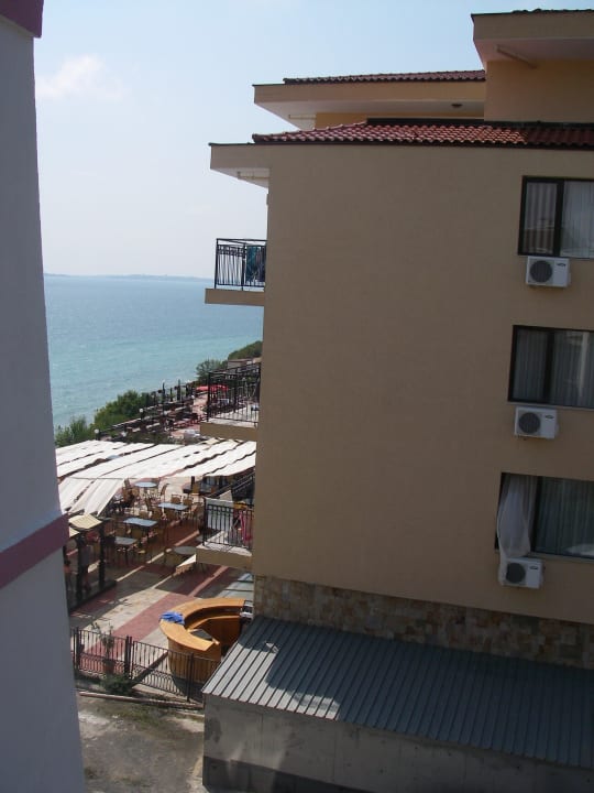 Widok na sąsiedni hotel Paradise Beach Hotel