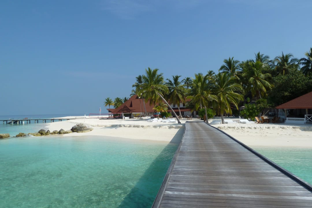 Steg von den Wasserbungis zur Insel Diamonds Thudufushi