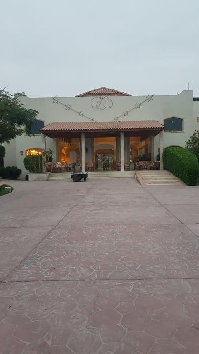 Innen Eingang zur Rezeption  Lotus Bay Beach Resort