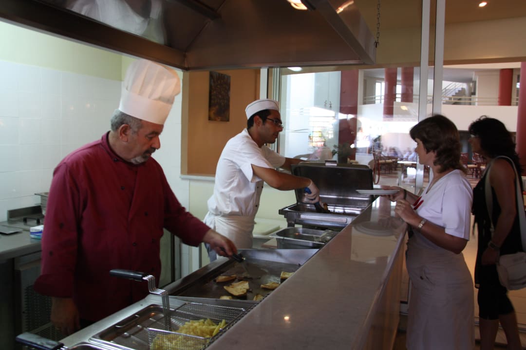 Шеф повар за работой HARPIN Georgioupolis Resort Aquapark & SPA