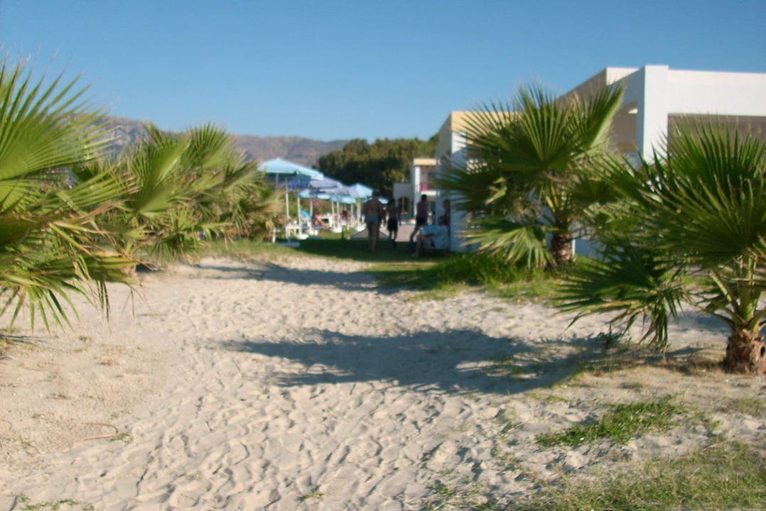 Weg vom Meer zu den Poolanlagen Hotel Marmari Suites