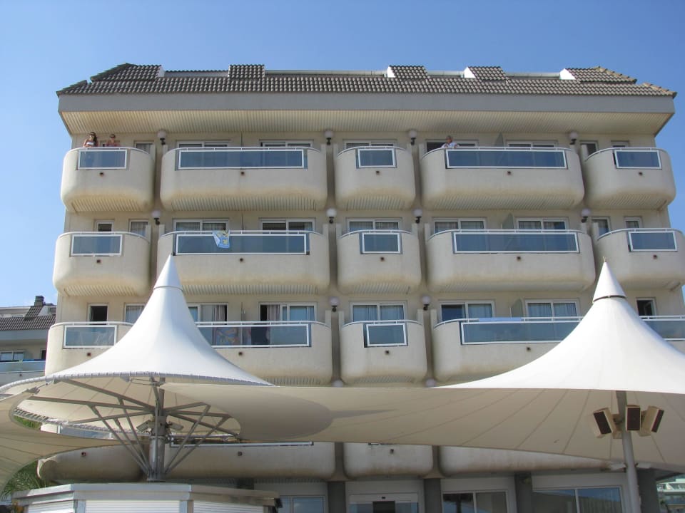 Hotel widziany z niewielkiej uliczki przed nim  CAPRICI BEACH HOTEL & SPA