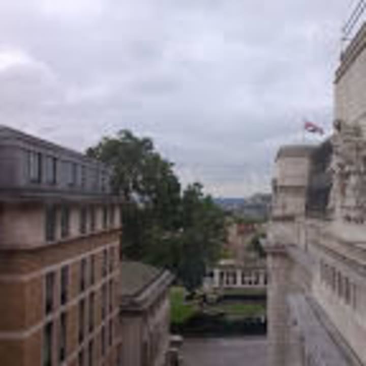 Blick auf den Tower ( hinter dem Baum ) DoubleTree by Hilton Hotel London - Tower of London