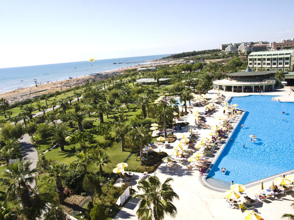 Pool vom Balkon aus fotografiert VONRESORT Golden Coast